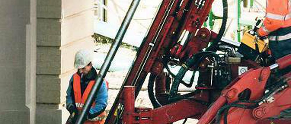 Gespritzt. Um das Fortunaportal zu stabilisieren, wird mit Hochdruck Beton darunter gespritzt. Der Untergrund ist nicht tragfähig, das Portal hat schon Risse.