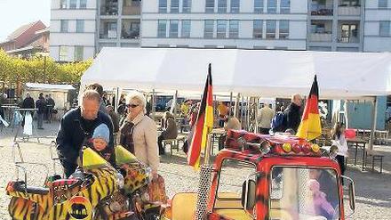 Markttreiben im Kirchsteigfeld. Die Skepsis der Bewohner ist groß, nach Zustimmung für den Bau des größten Potsdamer Einkaufs-Centers muss man suchen.
