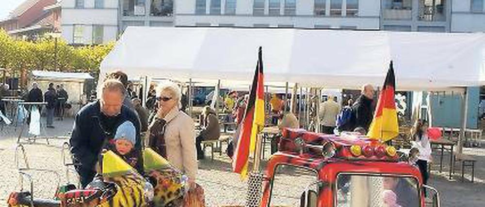 Markttreiben im Kirchsteigfeld. Die Skepsis der Bewohner ist groß, nach Zustimmung für den Bau des größten Potsdamer Einkaufs-Centers muss man suchen.