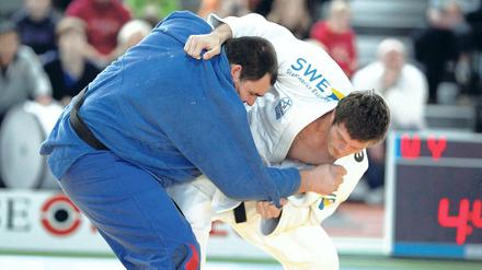 Schneller Sieg. Der polnische Gaststarter Janusz Wojnarowicz (blaue Kleidung) sorgte bei der 3:10-Heimniederlage des UJKC Potsdam gegen den KSV Esslingen mit seinem Sieg über Peter Abel für einen Lichtblick.