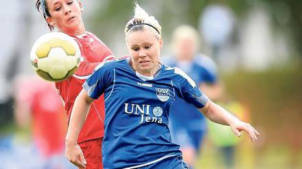 Nadine Keßler (li.) setzt sich gegen Stephanie Milde durch. Mit zwei Treffern trug die Turbine-Mittelfeldspielerin zum hohen 8:0-Erfolg ihrer Elf im Pokalspiel beim USV Jena bei.