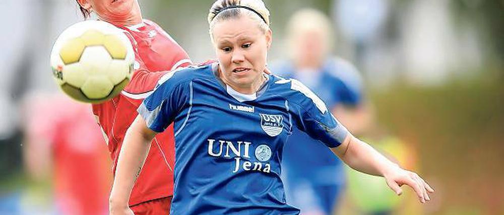 Nadine Keßler (li.) setzt sich gegen Stephanie Milde durch. Mit zwei Treffern trug die Turbine-Mittelfeldspielerin zum hohen 8:0-Erfolg ihrer Elf im Pokalspiel beim USV Jena bei.
