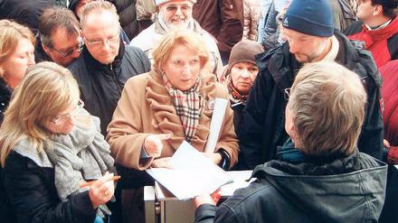 Großer Andrang. Unterschriftensammlung für das Nachtflugverbot.