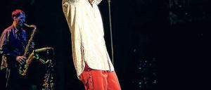 Wandlungsfähig. Unverkennbar klang Jan Plewka nach seinem eigenen Sound. Doch war es auch der sensible, verletzliche, wütende Rio, der da über die Bühne tobte.