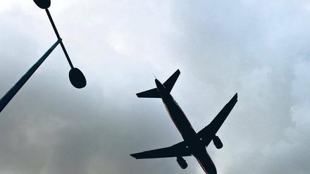 Ein Passagierflugzeug im Landeanflug auf den Flugplatz Schönefeld. Wenn der Flugbetrieb am neuen Großflughafen Berlin Brandenburg International (BBI) am 3. Juni 2012 offiziell startet, sollen jährlich rund 22 Millionen Passagiere abgefertigt werden.