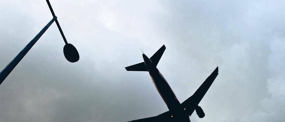 Ein Passagierflugzeug im Landeanflug auf den Flugplatz Schönefeld. Wenn der Flugbetrieb am neuen Großflughafen Berlin Brandenburg International (BBI) am 3. Juni 2012 offiziell startet, sollen jährlich rund 22 Millionen Passagiere abgefertigt werden.