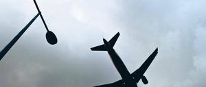 Ein Passagierflugzeug im Landeanflug auf den Flugplatz Schönefeld. Wenn der Flugbetrieb am neuen Großflughafen Berlin Brandenburg International (BBI) am 3. Juni 2012 offiziell startet, sollen jährlich rund 22 Millionen Passagiere abgefertigt werden.