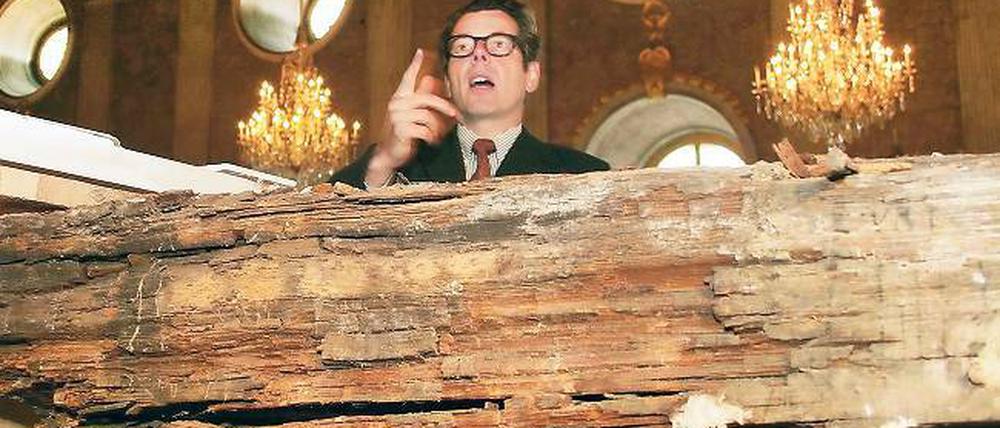 Technik gegen Wasserschäden: Stiftungschef Hartmut Dorgerloh (o.) vor einem der maroden Balkenköpfe, die ersetzt werden sollen. Der Marmorsaal ist 600 Quadratmeter groß, Restaurator Stefan Klappenbach (u.M.) erklärt die Schäden am Bodendenkmal.
