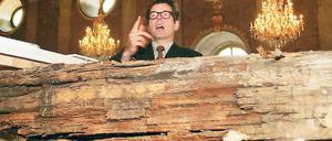 Technik gegen Wasserschäden: Stiftungschef Hartmut Dorgerloh (o.) vor einem der maroden Balkenköpfe, die ersetzt werden sollen. Der Marmorsaal ist 600 Quadratmeter groß, Restaurator Stefan Klappenbach (u.M.) erklärt die Schäden am Bodendenkmal.