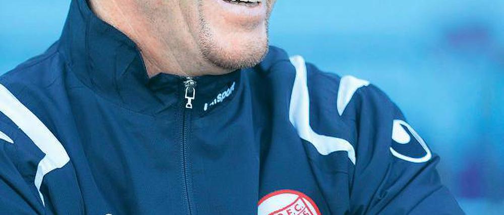 Hat allen Grund zur Freude. Wolfgang Wolf will mit Kickers Offenbach den Aufstieg und steht derzeit an der Tabellenspitze.