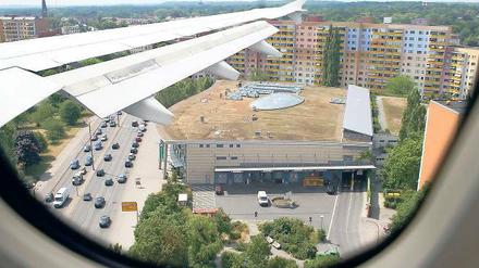 Flugzeuge über Potsdam: Ganz so tief wie in dieser Foto-Montage werden Jets auf dem Weg zum BBI nicht über die Landeshauptstadt fliegen. Doch während des Landeanflugs sollen sie in 1000 Metern Höhe die Stadt überqueren.