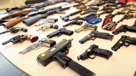Schwer aufgerüstet. 77 Schusswaffen und 15 000 Schuss Munition hatte ein Mann aus Berlin-Kreuzberg in seiner Wohnung gelagert. Die Polizei prüft, ob der Mann mit illegalen Waffen gehandelt hat.