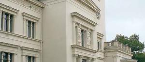 Neues Domizil. BSP-Geschäftsführerin Ilona Renken-Olthoff und der BSP-Rektor Thomas Thiessen eröffneten gestern den Studienbetrieb in der Villa Henckel.