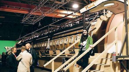 Größe zählt: Europas flächenmäßig größtes Filmstudio bietet beste Bedingungen für Produktionen. So befindet sich in einer der vom Studio gemieteten, alten Karl-Marx- Werk-Hallen der Nachbau eines Flugzeugrumpfs, mit dem sich per Hydraulik Turbulenzen simulieren lassen (o.). Auch die HFF verfügt über modernste Technik  etwa in ihrem Tonstudio (u.l.). Die Babelsberger Ufa ist seit 2008 auch im Kinofilmgeschäft. Drei Filme werden bis Jahresende veröffentlicht, im Februar 2011 soll die Dschungelkind-Verfilmung ins Kino kommen (u.M.). Im Fundus des Art Departments finden sich Ausstattungsstücke für fast jede Epoche.