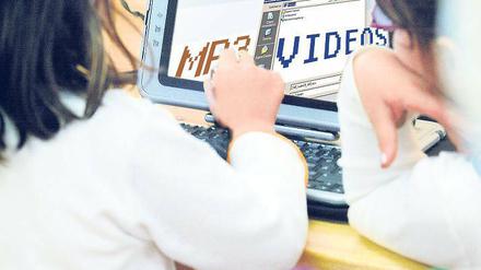 Kostenfalle Internet: Wenn der Nachwuchs illegal Musik oder Filme aus dem Netz lädt, kann das teuer werden.