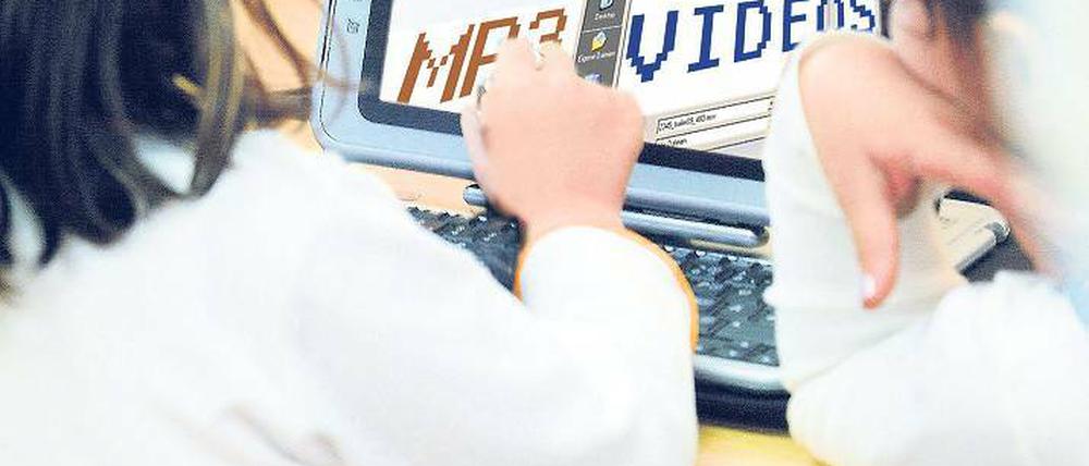 Kostenfalle Internet: Wenn der Nachwuchs illegal Musik oder Filme aus dem Netz lädt, kann das teuer werden.