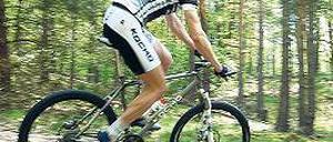 Titan im Einsatz. André Pfeil bringt mit seinem Stahnsdorfer Fahrradunternehmen die speziellen russischen Rahmen auf die Straße.