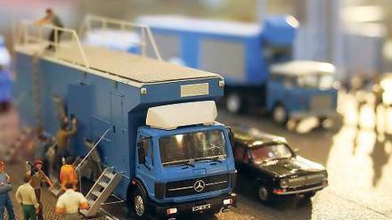 Stern-Zeichen. Das Modell eines DDR-Fernsehtransporters, Typ Mercedes.