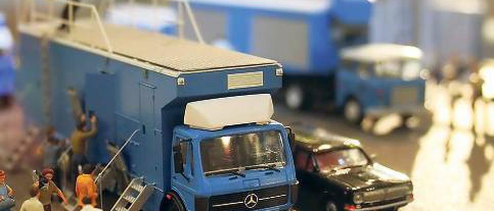 Stern-Zeichen. Das Modell eines DDR-Fernsehtransporters, Typ Mercedes.