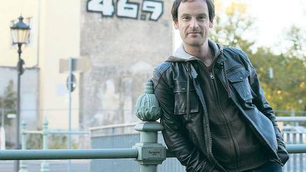 Der Schauspieler Jörg Hartmann. Hinter ihm das Baufeld, auf dem bis 1945 die Alte Post stand.