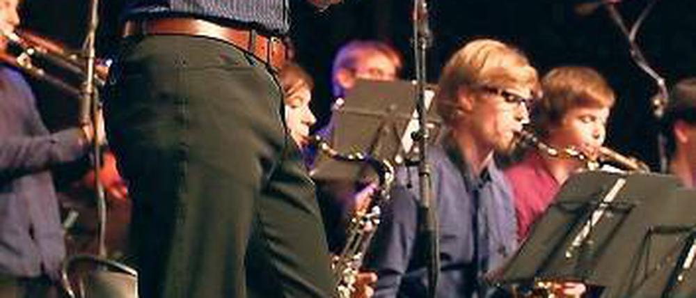 Die Uni-Big-Band Schwungkollegium heizte in der Waschhaus Arena den Neuen ein.