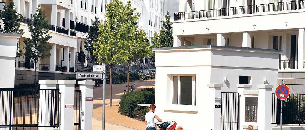 Umstrittener Trend. Die Anlage Prenzlauer Gärten (großes Bild) zählt zu den bekanntesten der Stadt. Die ersten Townhouses entstanden am Hausvogteiplatz (rechts Mitte) zwischen Gendarmenmarkt und Außenministerium, auf dem Gelände des Alten Schlachthofs entstehen bald 80 weitere (darunter). Michael Pietsch und seine Frau leben hier bereits (links unten).