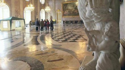 Einsturzgefährdet. Der kostbare Fußboden im Marmorsaal.