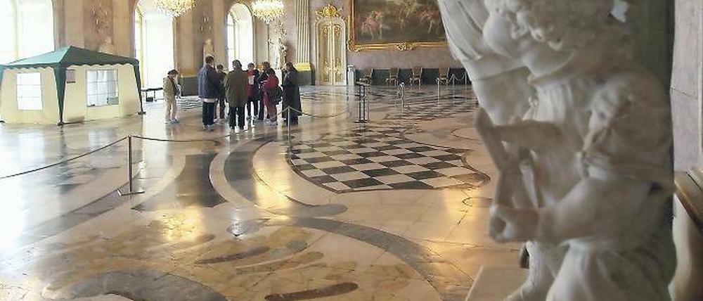 Einsturzgefährdet. Der kostbare Fußboden im Marmorsaal.