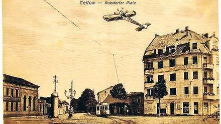 Bejubelt. An Wochenenden strömten vor allem Gäste aus Berlin zum Teltower Flugplatz. Neben einigen Hangars gab es eine Tribüne und eine Piloten-Kneipe. Gustav Witte startete im März 1912 in Teltow zum ersten Nachtflug der deutschen Fliegergeschichte (r. u.). Einhundert Jahre nach seiner Eröffnung ist von dem Teltower Flugplatz allerdings nichts mehr zu sehen. Auf dem ehemaligen Flugfeld stehen heute die Häuser der Post-Siedlung.