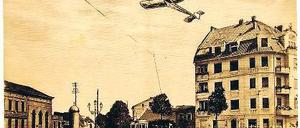 Bejubelt. An Wochenenden strömten vor allem Gäste aus Berlin zum Teltower Flugplatz. Neben einigen Hangars gab es eine Tribüne und eine Piloten-Kneipe. Gustav Witte startete im März 1912 in Teltow zum ersten Nachtflug der deutschen Fliegergeschichte (r. u.). Einhundert Jahre nach seiner Eröffnung ist von dem Teltower Flugplatz allerdings nichts mehr zu sehen. Auf dem ehemaligen Flugfeld stehen heute die Häuser der Post-Siedlung.