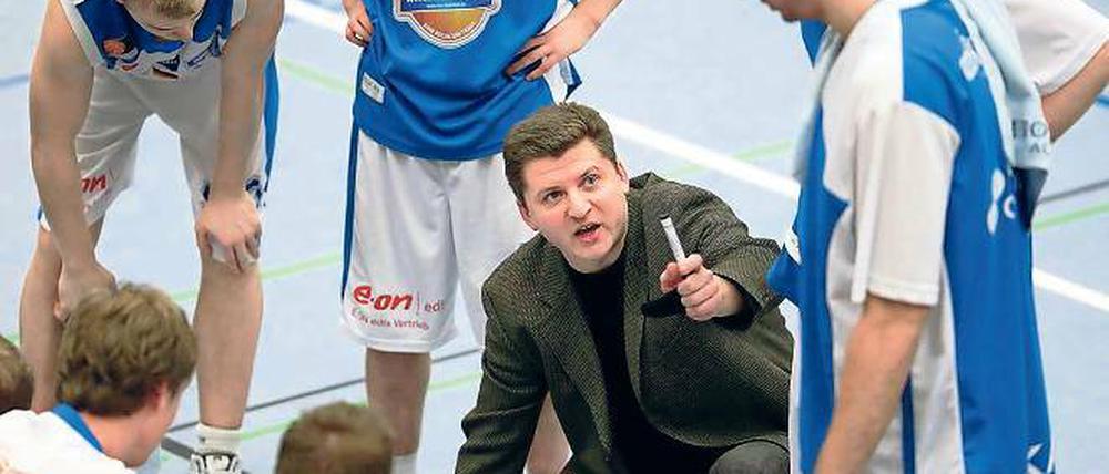 Mitten im Team. RSV-Coach Vladimir Pastushenko kann mit der bisherigen Leistung seiner Jungs zufrieden sein. Nun hofft er auf den Einsatz des angeschlagenen US-Neuzugangs Kellen Williams.