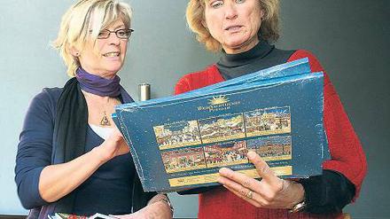 Adventskalender zum Jubiläum überreichte Elona Müller (l.) an Ginny Beck.
