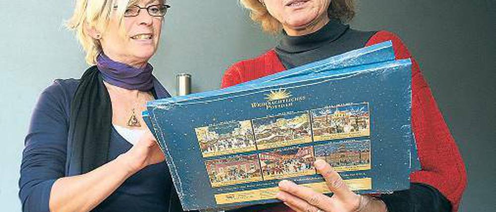 Adventskalender zum Jubiläum überreichte Elona Müller (l.) an Ginny Beck.