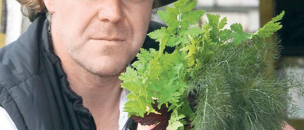 Sternekoch Hoffmann in seinem märkischen Gemüsegarten.