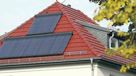 Sonnenenergie: In Potsdam soll es mehr Solardächer  wie oben in Babelsberg  geben. Das neue Internet-Projekt Sun Area (Bild unten) soll dabei helfen.