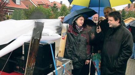 Einfache Konstruktion. Ein Pkw-Hänger und unter einer Plastikplane zwei große schwarze Boxen, aus denen die Geräusche eines startenden Flugzeuges schallen. In Stahnsdorf rechnet die Bürgerinitiative mit 65 bis 70 Dezibel.