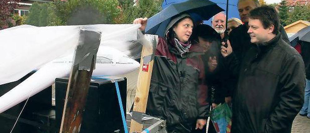 Einfache Konstruktion. Ein Pkw-Hänger und unter einer Plastikplane zwei große schwarze Boxen, aus denen die Geräusche eines startenden Flugzeuges schallen. In Stahnsdorf rechnet die Bürgerinitiative mit 65 bis 70 Dezibel.