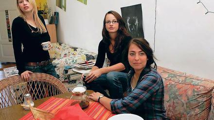 Die perfekte Wohnform. Die 23-Jährige Potsdamer Studentin Christiane (r.) lebt schon seit einigen Jahren in WGs. Zur Zeit wohnt sie mit drei jungen Frauen zusammen, die ebenfalls an der Universität studieren.