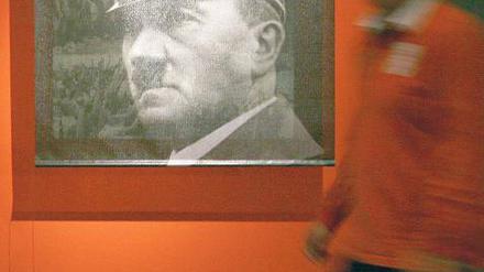 Im Angesicht des Verbrechens. Erstmals beschäftigt sich in Deutschland eine Ausstellung mit dem Mythos Adolf Hitler. Die Exponate erlauben einen Blick hinter die Fassade des Diktators.