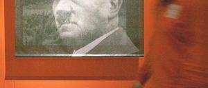 Im Angesicht des Verbrechens. Erstmals beschäftigt sich in Deutschland eine Ausstellung mit dem Mythos Adolf Hitler. Die Exponate erlauben einen Blick hinter die Fassade des Diktators.