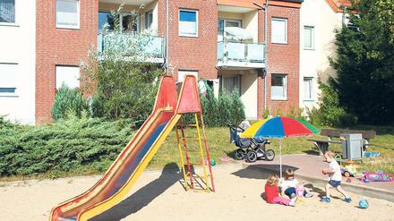 Furcht. Die Angst davor, dass als noch immer als gefährlich eingestufte Gewalttäter nach ihrer Haftentlassung wieder rückfällig werden, ist groß. Im brandenburgischen Joachimsthal hatte es einen Proteststurm besorgter Einwohner gegeben, nachdem im Vorjahr in diesem Haus ein als noch immer gefährlich geltender Sexualstraftäter unterkam, der während der Haft die Therapie verweigert hatte.