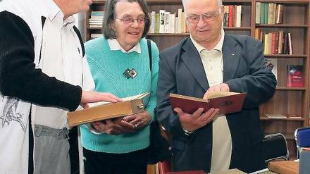 Fundgrube für Historiker: Herbert Driebe, Vorsitzender des Vereins Fritz Teppich (l.) übernimmt die gespendeten Schriften von Inge Maja Weiße und Jonny Dorf.