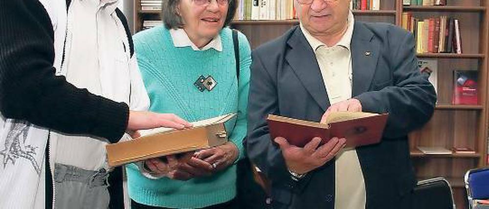 Fundgrube für Historiker: Herbert Driebe, Vorsitzender des Vereins Fritz Teppich (l.) übernimmt die gespendeten Schriften von Inge Maja Weiße und Jonny Dorf.