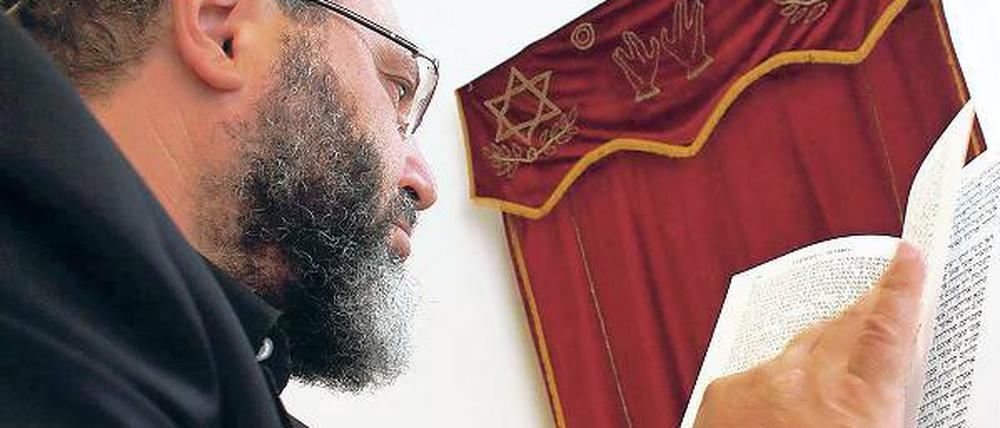 Shimon Nebrat beim Tora-Studium.