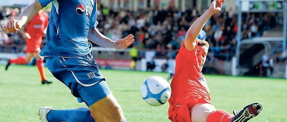 Heiß auf den nächsten Sieg. Rico Engler (links)  hier im Testspiel gegen Bernd Rauw vom 1. FC Union Berlin  traf beim Pokalspiel in Brandenburg zum erlösenden 3:2.