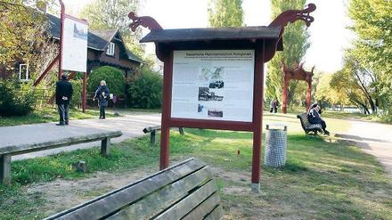 Besucher studierten gestern die Kongsnaes-Bauschilder. Auf dem Areal der Schwanenallee direkt am Jungfernsee (r.) soll die ehemalige Matrosenstation mit Ventahalle wieder aufgebaut werden.