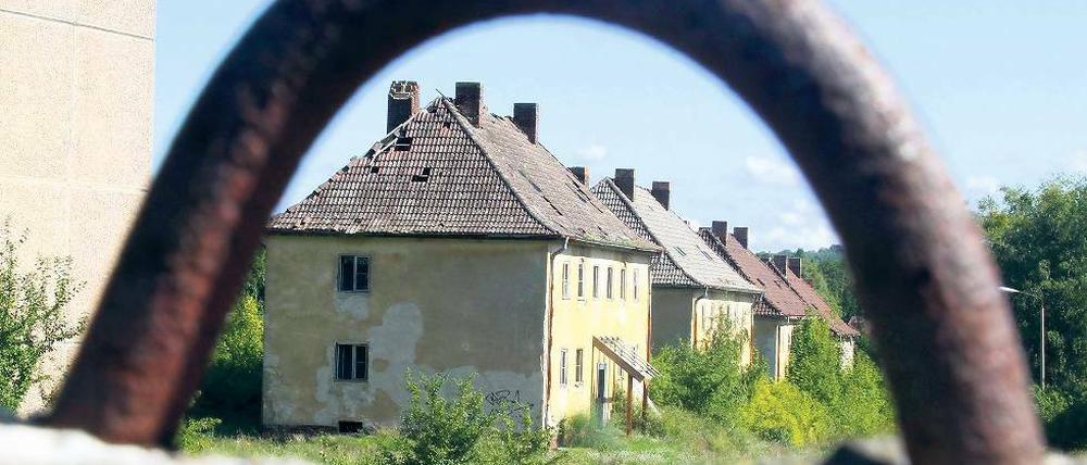 Aufklärung tut not. Die Häuser auf dem ehemaligen Kasernengelände in Krampnitz zerfallen. Noch sind die Umstände um Verkauf, Rückkauf und Weiterverkauf nicht geklärt.