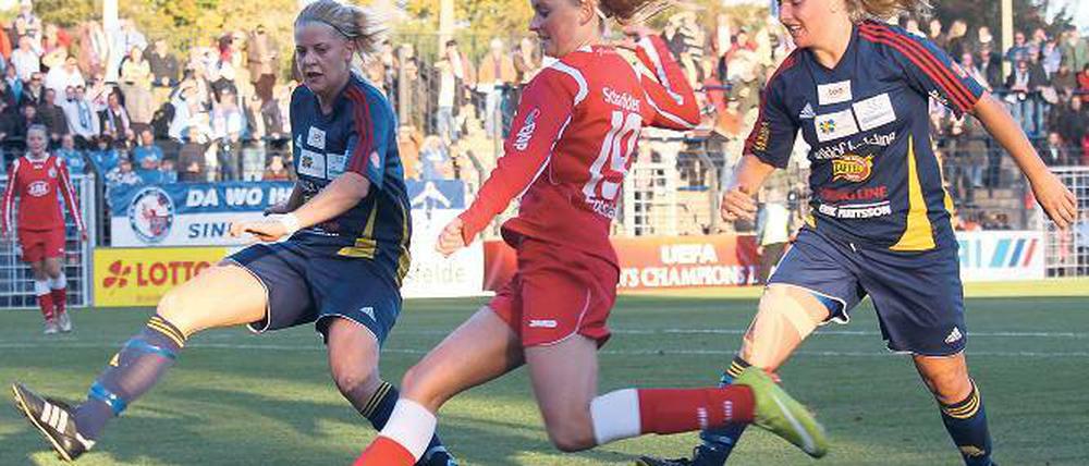 Gute Chancen. Corina Schröder (Mitte) hätte kurz vor Schluss noch ein Tor erzielen können, traf von der Strafraumgrenze jedoch nur das Außennetz.