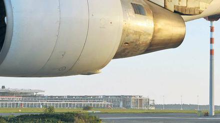 Und am Horizont wächst das Terminal. Im Juni 2012 soll der neue Großflughafen eröffnet werden. Über die Abflugrouten gibt es seit Wochen Streit. Viele Gemeinden und auch Ortsteile in Berlin haben sich zusammengetan in Bürgerinitiativen.