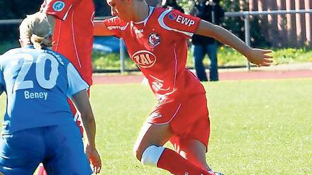Doppelpack beim Ex-Verein. Nadine Keßler (rechts), die hier durch Jennifer Zietz gegen Saarbrückens Noemi Beney (vorn) abgeschirmt wird, ist Turbine Potsdams erfolgreichste Torschützin in der bisherigen Bundesliga-Saison.